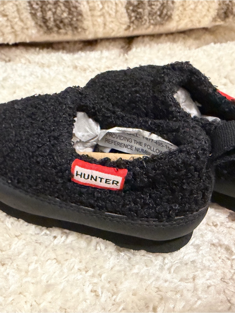 Hunter Kids Black Sherpa Slip-On Slippers with Red Logo